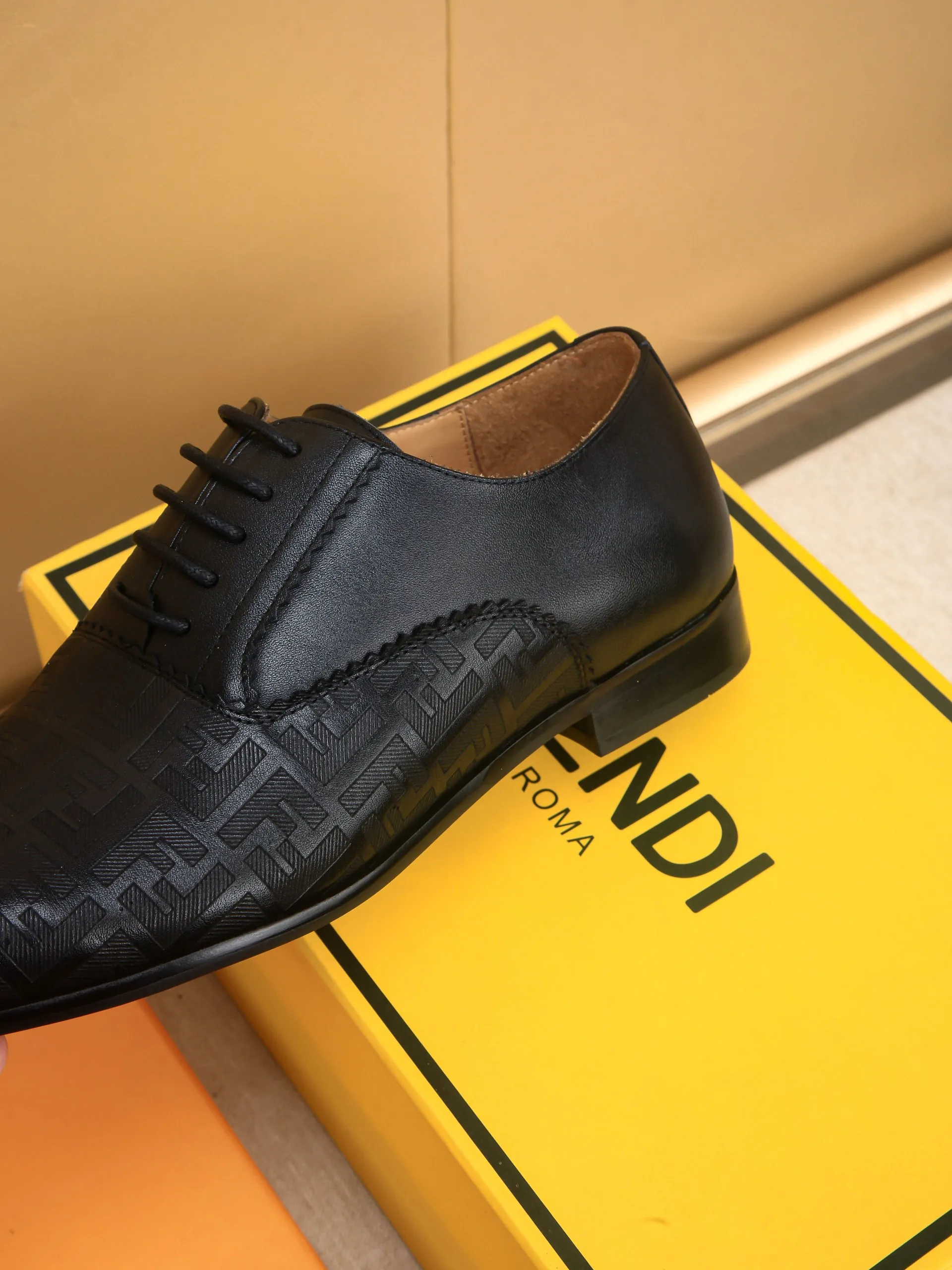 Men's shoes💰460 🕷🕷【FENDI】The latest men's formal leather shoes🇨🇳Classic series not to be missed💯The first layer is made of imported first-layer cowhide☘Original quality, the leather is smooth and delicate🎋Awesome version, perfect streamlined outline🍇🐮Leather lining, code number 39-44...(customized at 38.45.46.47)